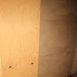 sosna w łazience, drewno w łazience, drewno łazienka, beton łazienka, beton i drewno łazienka, beton w łazience, drewniane ściany, ściany z drewno, ściany sklejka, skejka na ścianie, architekt wnętrz Warszawa, projektant wnętrz Warszawa, projektowanie wnętrz Warszawa, aranżacja wnętrz biurowych